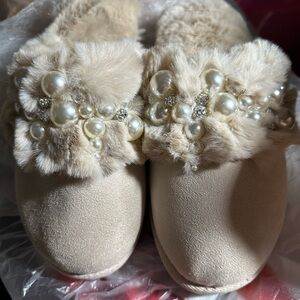 New pearl beige slippers